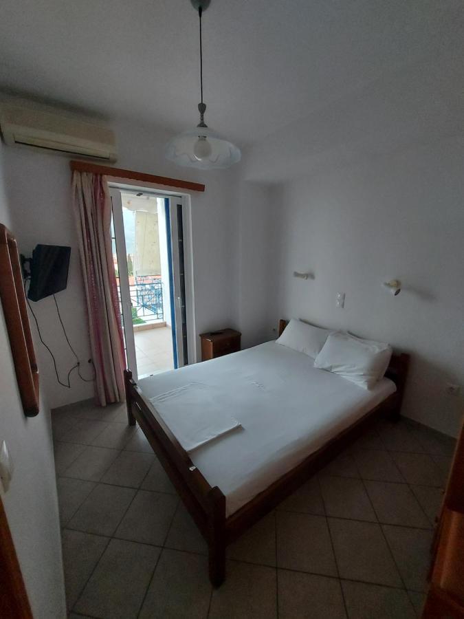Matina Apartments Tyros Luaran gambar
