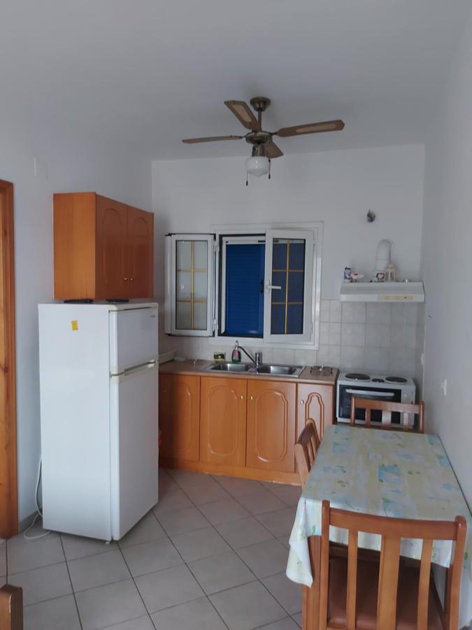 Matina Apartments Tyros Luaran gambar