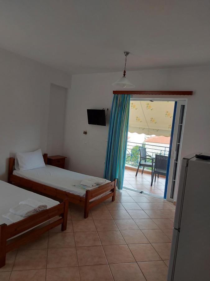 Matina Apartments Tyros Luaran gambar