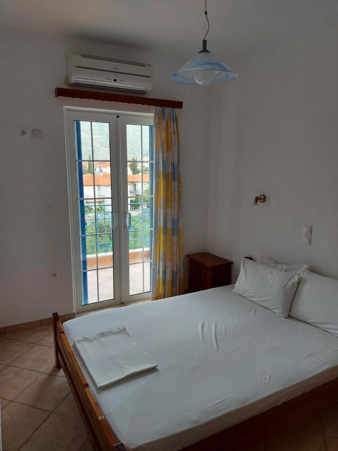 Matina Apartments Tyros Luaran gambar