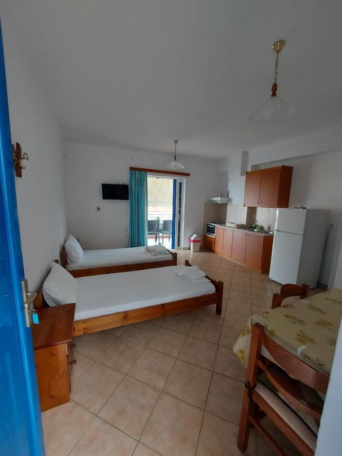 Matina Apartments Tyros Luaran gambar