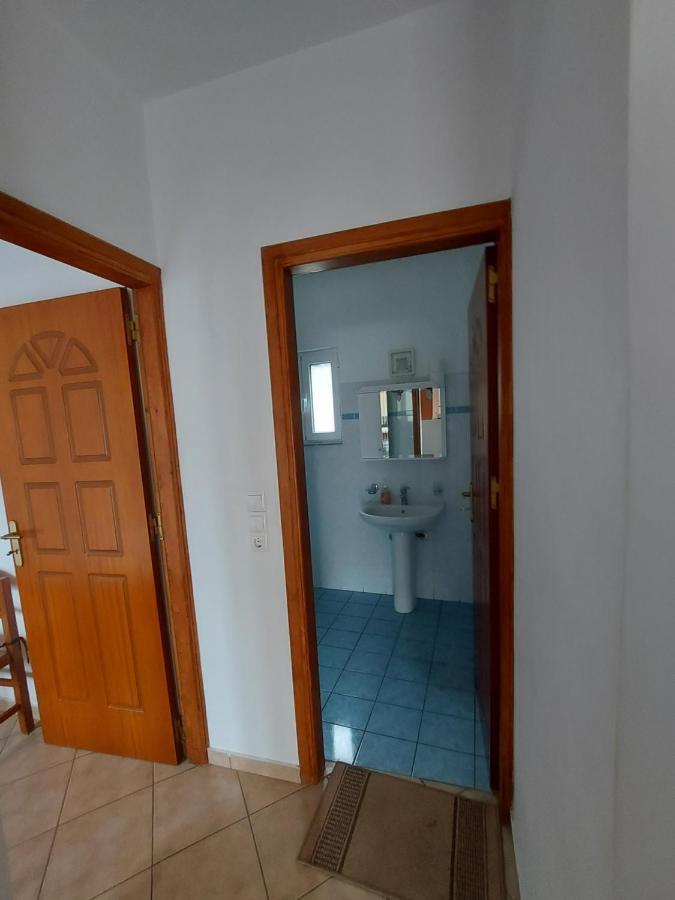 Matina Apartments Tyros Luaran gambar