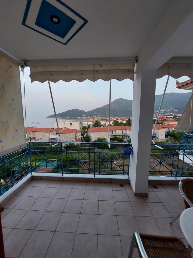Matina Apartments Tyros Luaran gambar