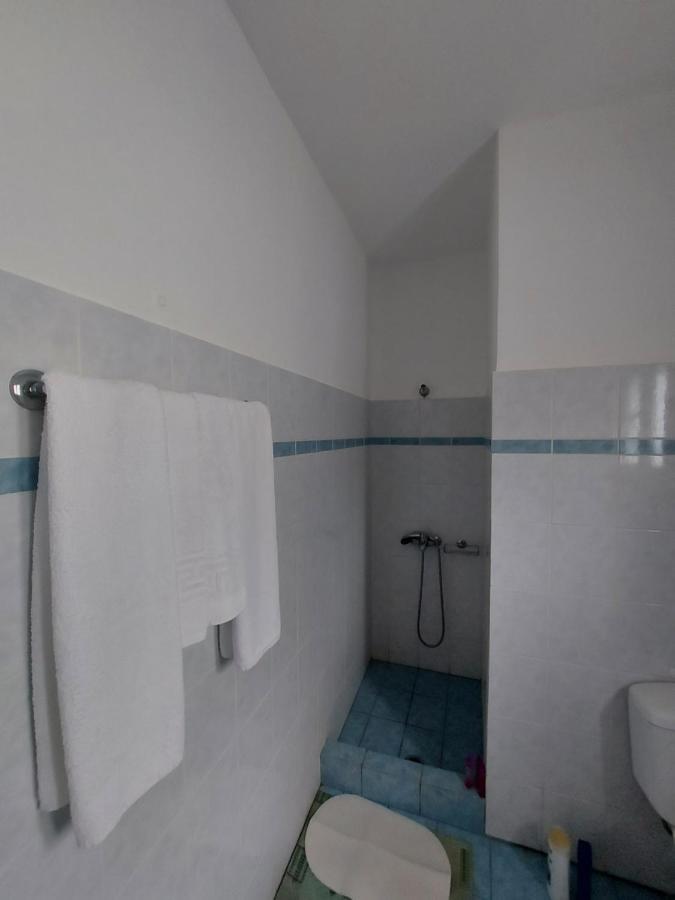 Matina Apartments Tyros Luaran gambar