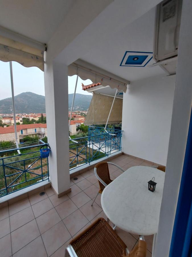 Matina Apartments Tyros Luaran gambar